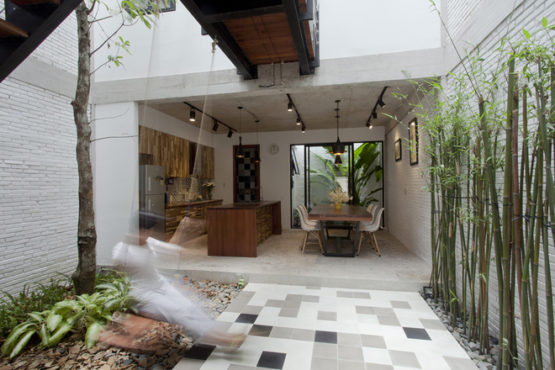 Không gian thoáng đãng với vườn cây giữa nhà (MN08)