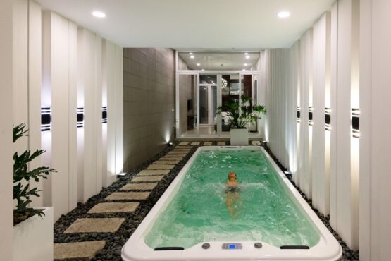 Nhà ống có bể bơi tiện nghi như khu nghỉ dưỡng MN12