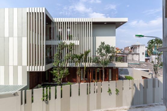Ngôi nhà có mọi góc phòng đều nhìn thấy cây xanh MN14